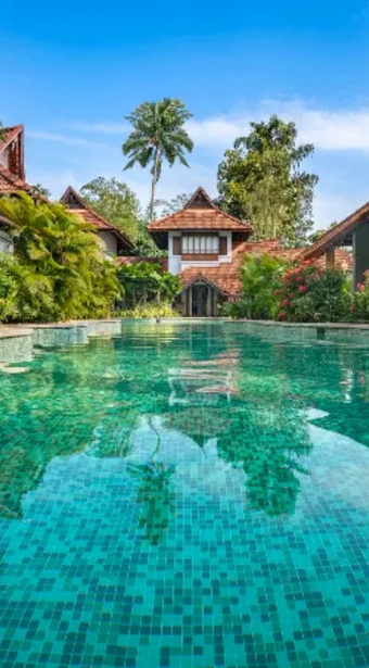 Ultimate Kerala: Backwaters, Tea & Spice Trails